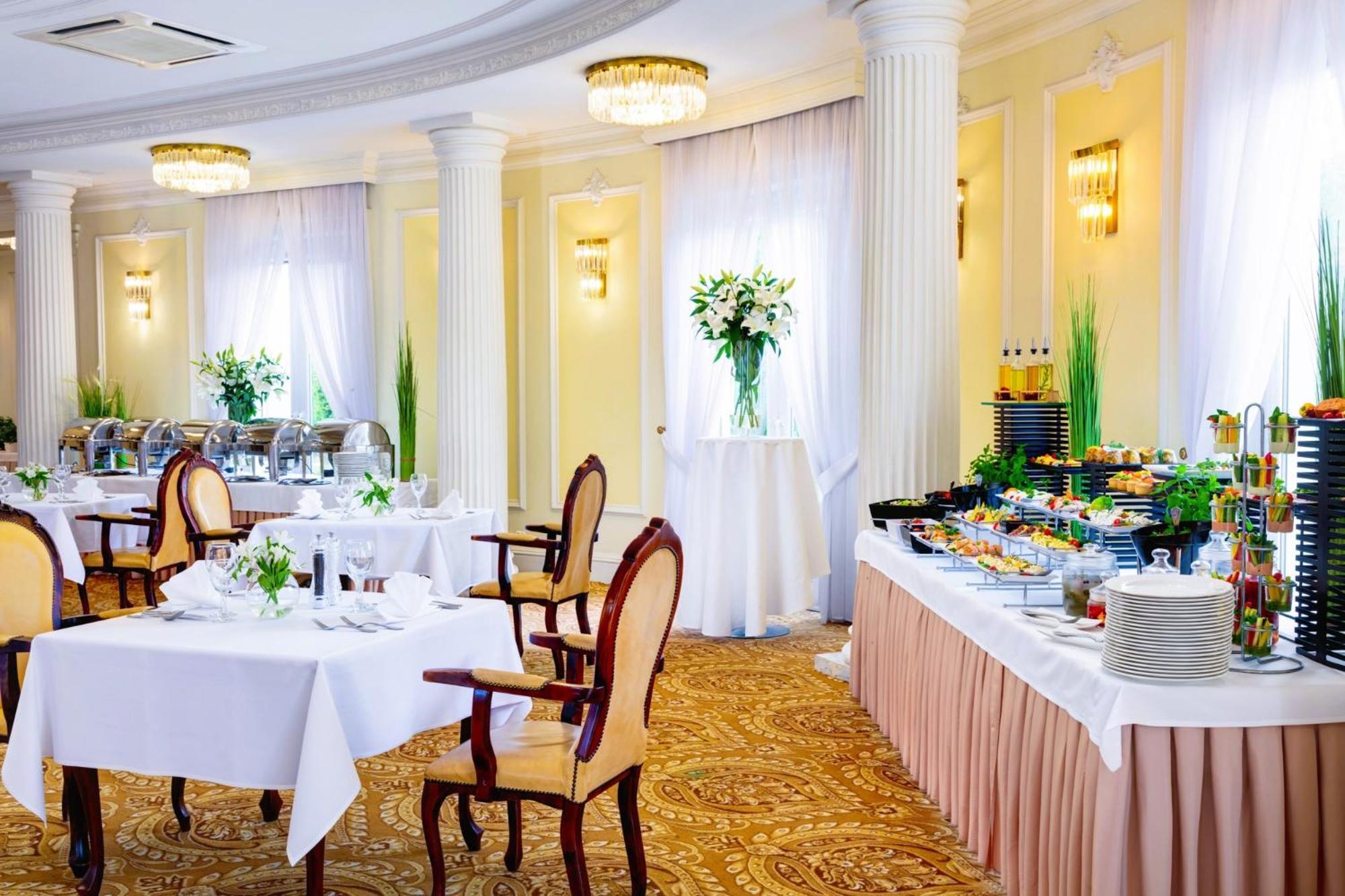 Palacyk Otrebusy Business & Spa エクステリア 写真